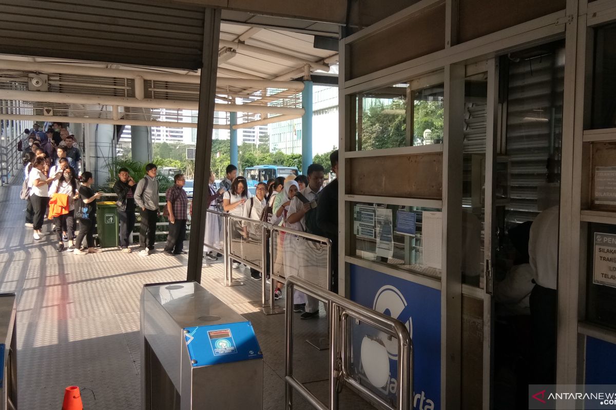 Penumpang TransJakarta antre beli tiket manual akibat listrik padam