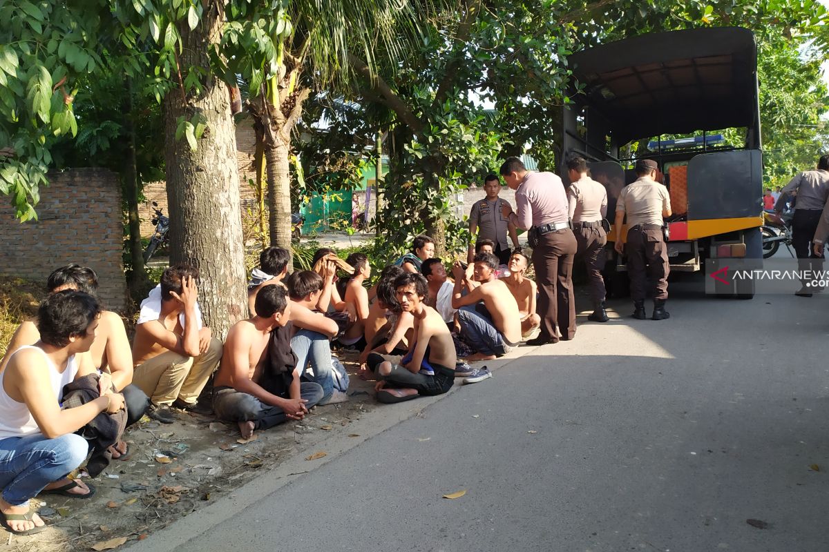 Gerebek kampung narkoba di  Medan, polisi tangkap 37 orang