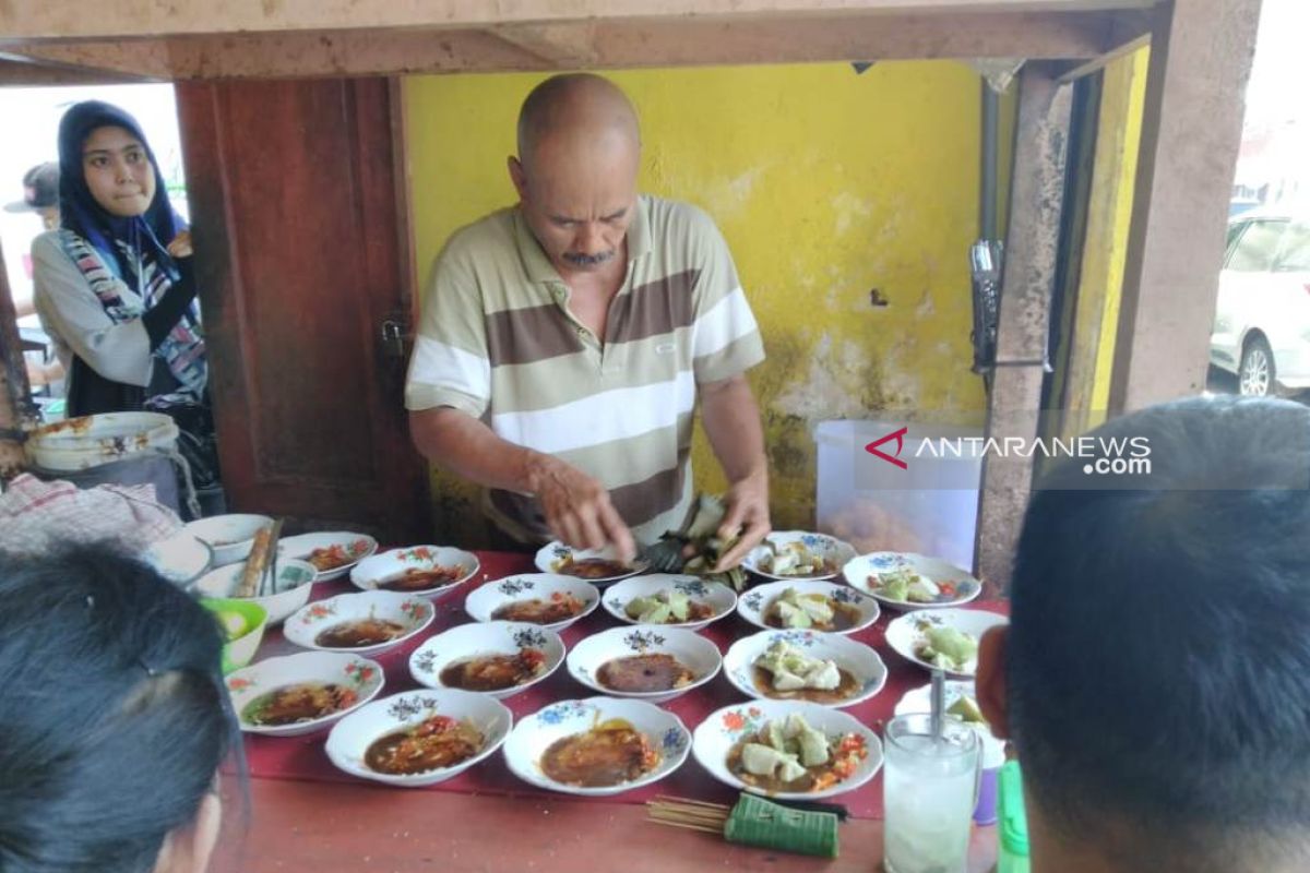 Seporsi lontong kupang Pak Misari bikin ketagihan