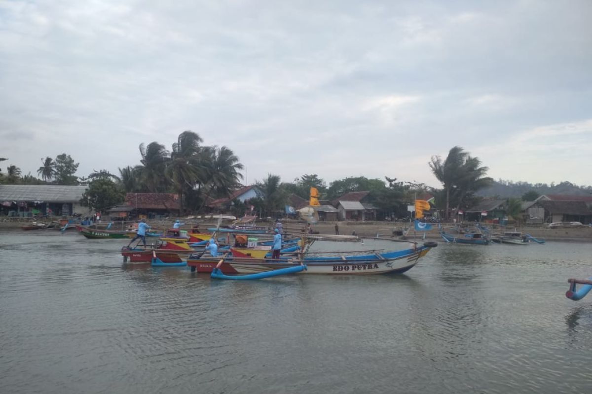 Bupati Sukabumi minta pemerintah pusat tertibkan bagan karena ganggu aktivitas nelayan
