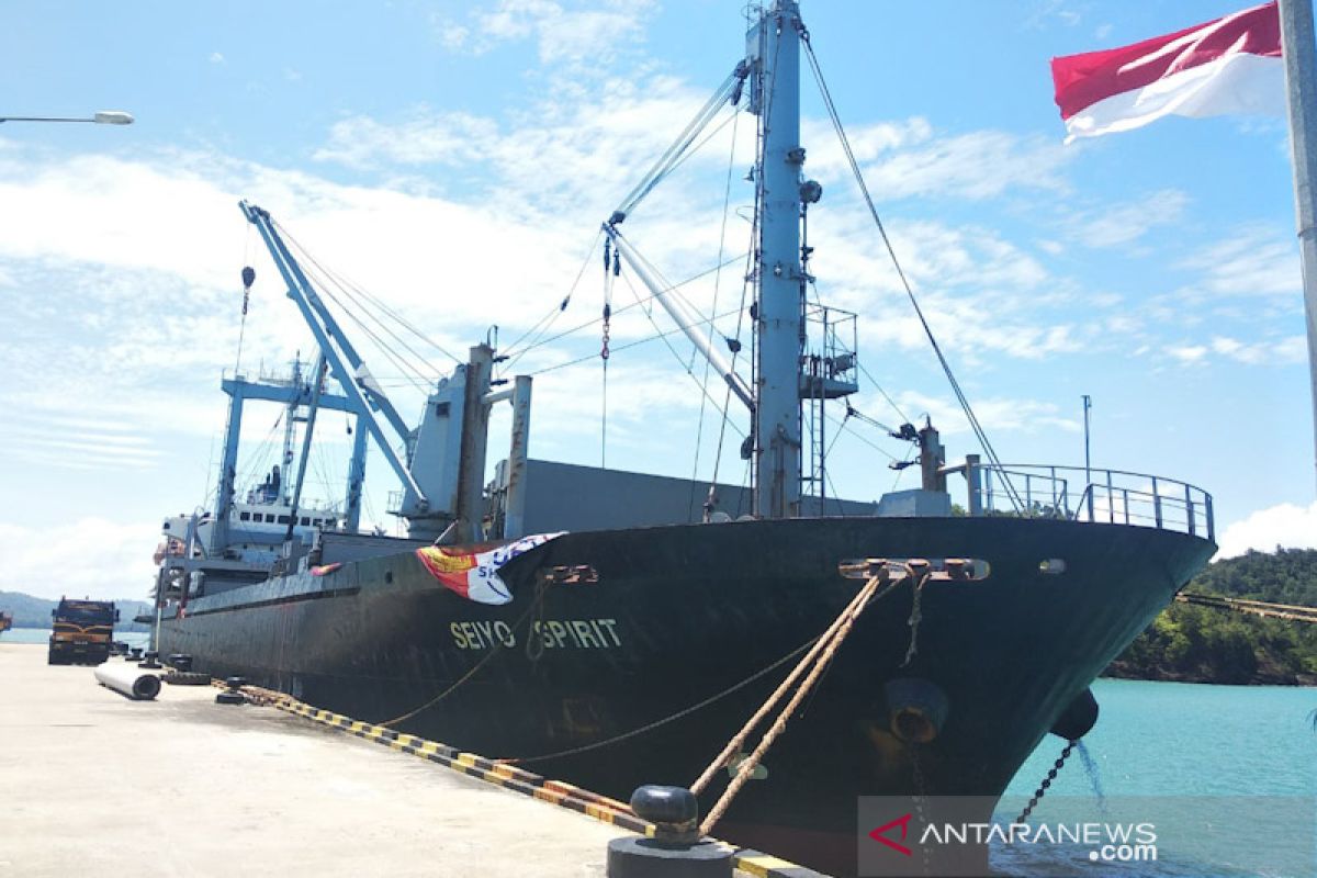 Perdana, kapal besar pengangkut ribuan tiang pancang bersandar di pelabuhan Calang