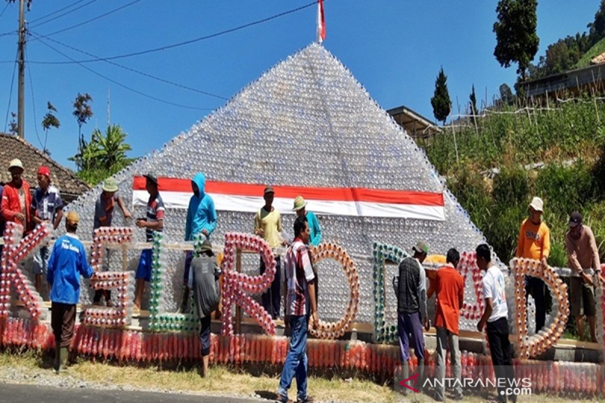 Piramida limbah plastik didirikan warga Merbabu untuk HUT Kemerdekaan RI