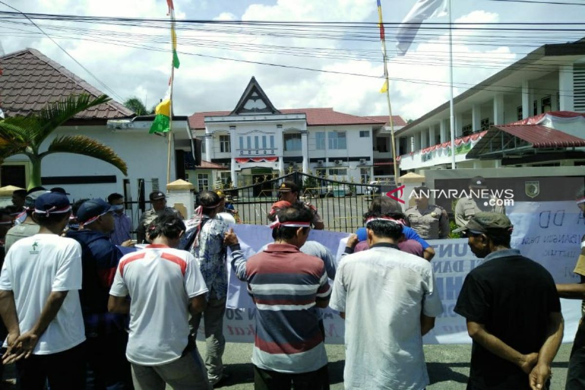 Terkait dugaan penyelewengan dana desa, masyarakat Pahieme unjuk rasa di Kejari Sibolga