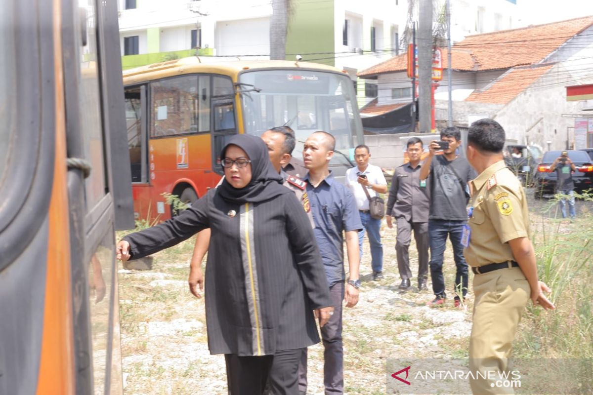 Bupati Bogor: Ratusan Transjakarta mangkrak di lahan kosong, jadikan bus sekolah saja