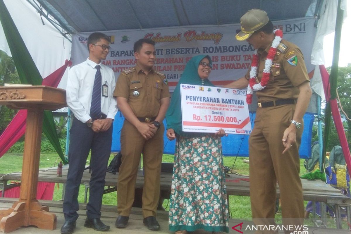 Penerima bantuan stimulan perumahan terima buku tabungan