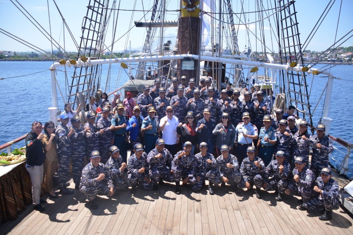 KRI Dewaruci membawa Wali Kota Manado berlayar di Laut Bunaken