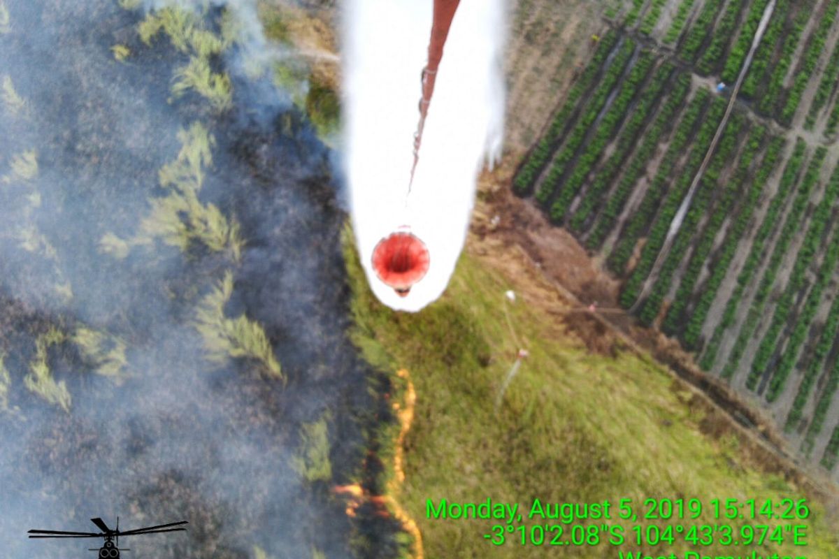 Kebakaran lahan di Ogan Ilir, Satgas kerahkan 4 helikopter pembom air