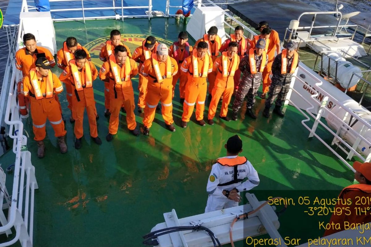 30 korban kapal terbakar di Selat Makassar belum ditemukan