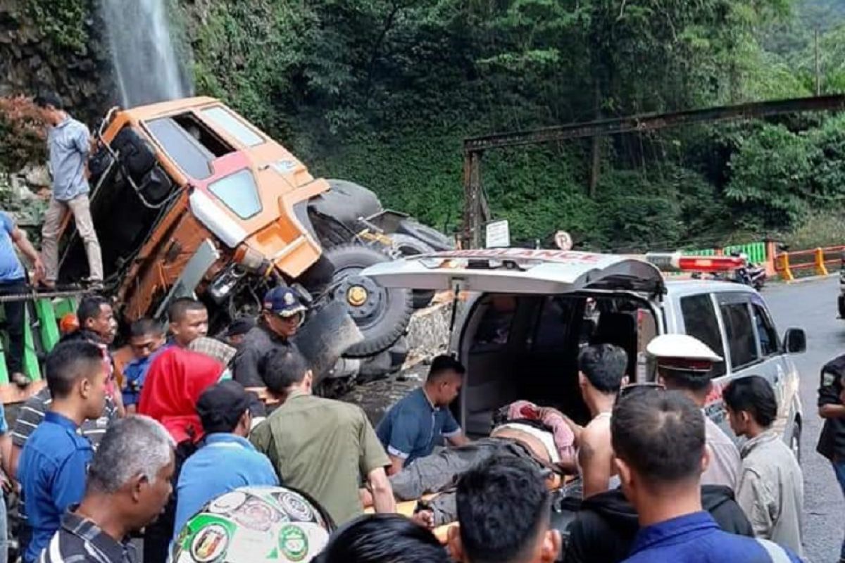 Lalu lintas Padang-Bukittinggi kembali dibuka usai kecelakaan