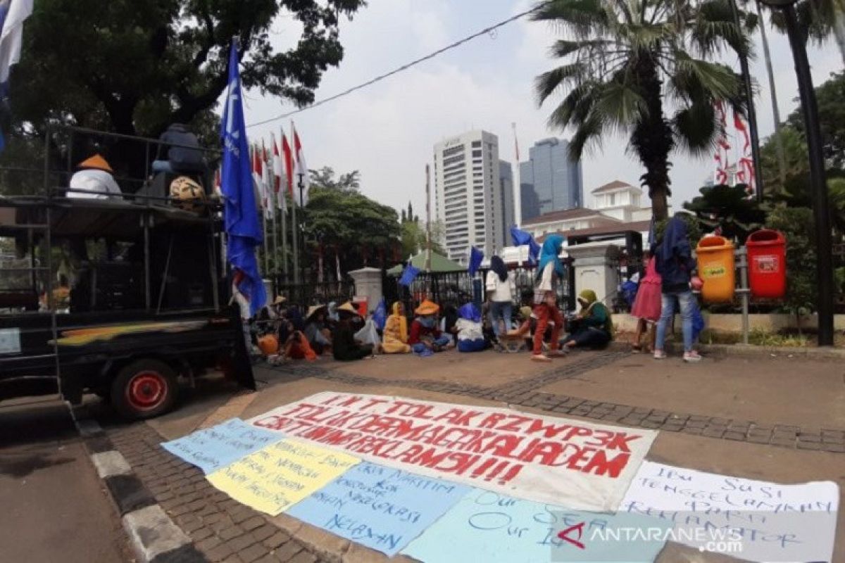 Puluhan nelayan gelar unjuk rasa tolak rencana zonasi wlayah pesisir