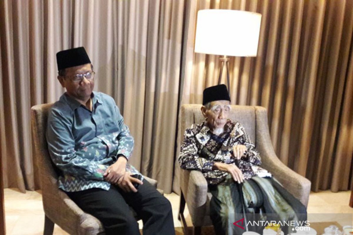 Cerita Mahfud MD sempat dibisiki Mbah Moen