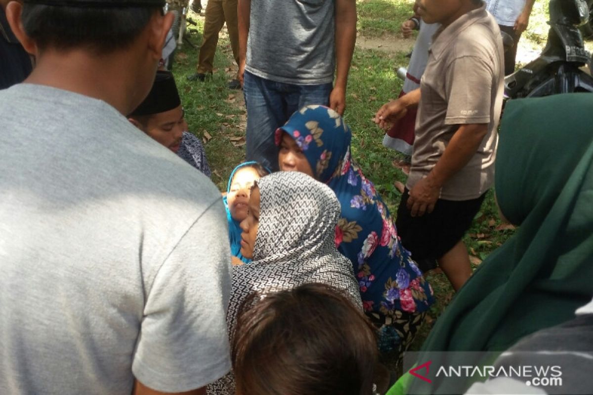 Tiga anak pencari ikan yang tewas tertimbun dikubur satu liang