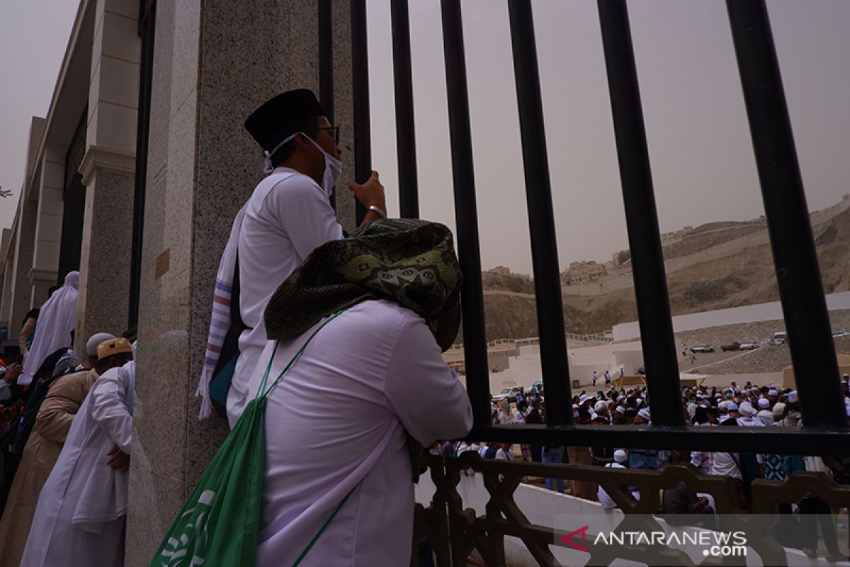 Keluarga Mbah Moen berangkat ziarah ke Mekkah