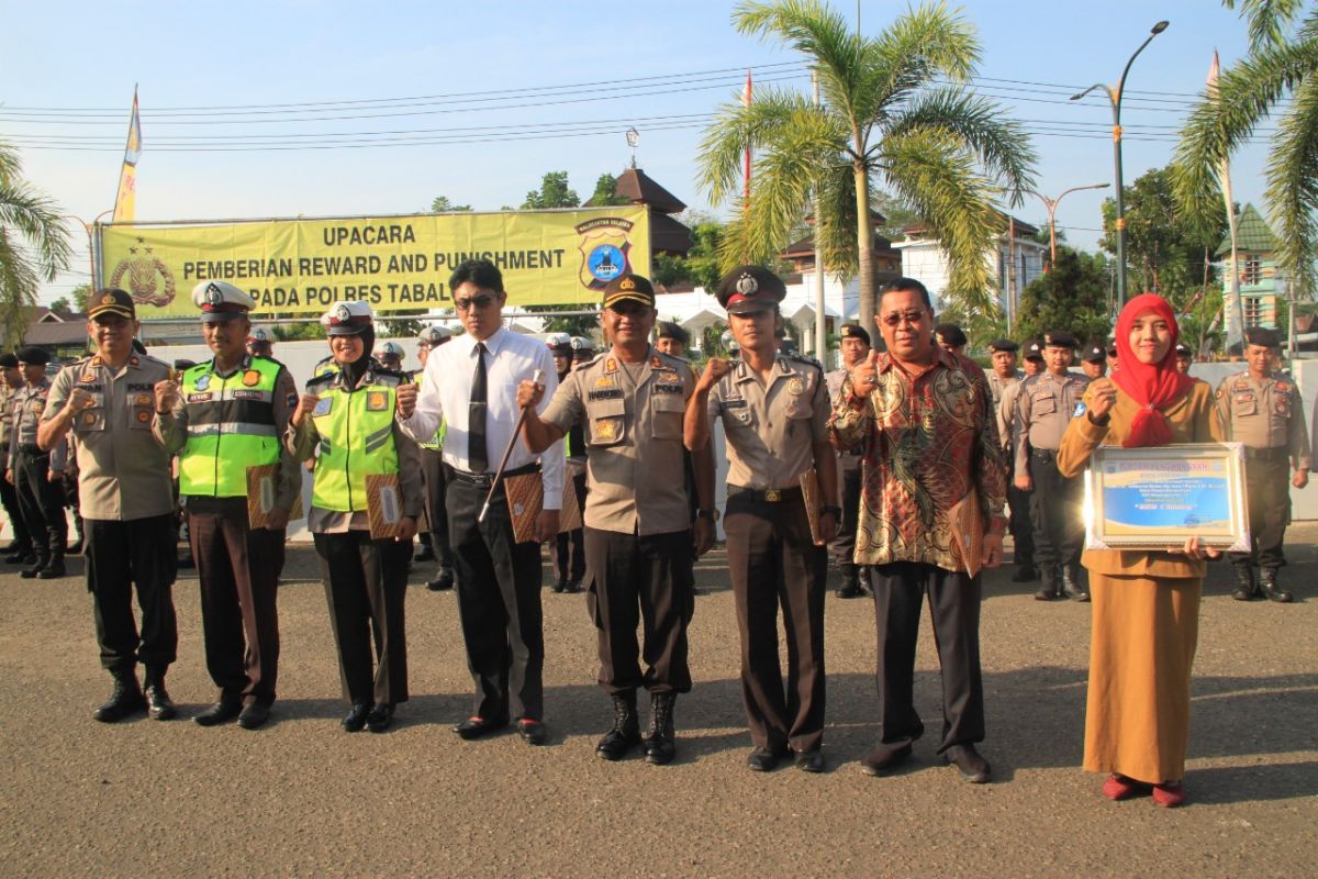 Empat anggota Polres Tabalong terima penghargaan