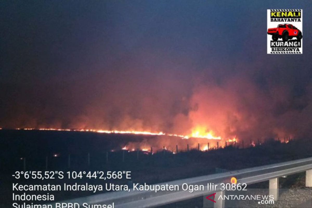 Jalan Tol Palindra dikepung api karena kebakaran lahan