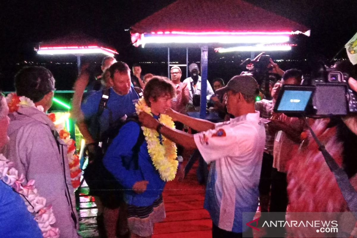 Perahu layar Antipodes finis pertama di Pantai Amahusu