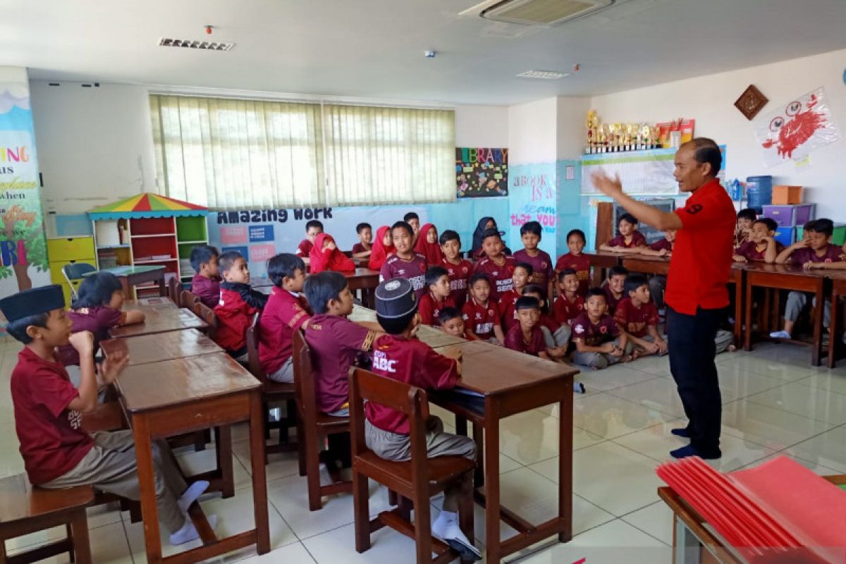 Siswa Athira Makassar kenakan baju merah ke sekolah dukung PSM