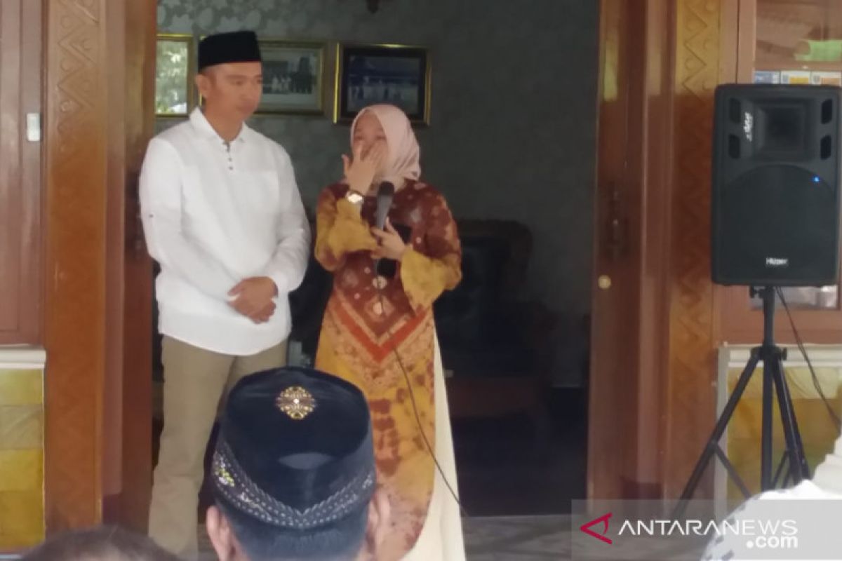 Anna Morinda pamitan dari rumah dinas Ketua DPRD Metro menitikkan air mata