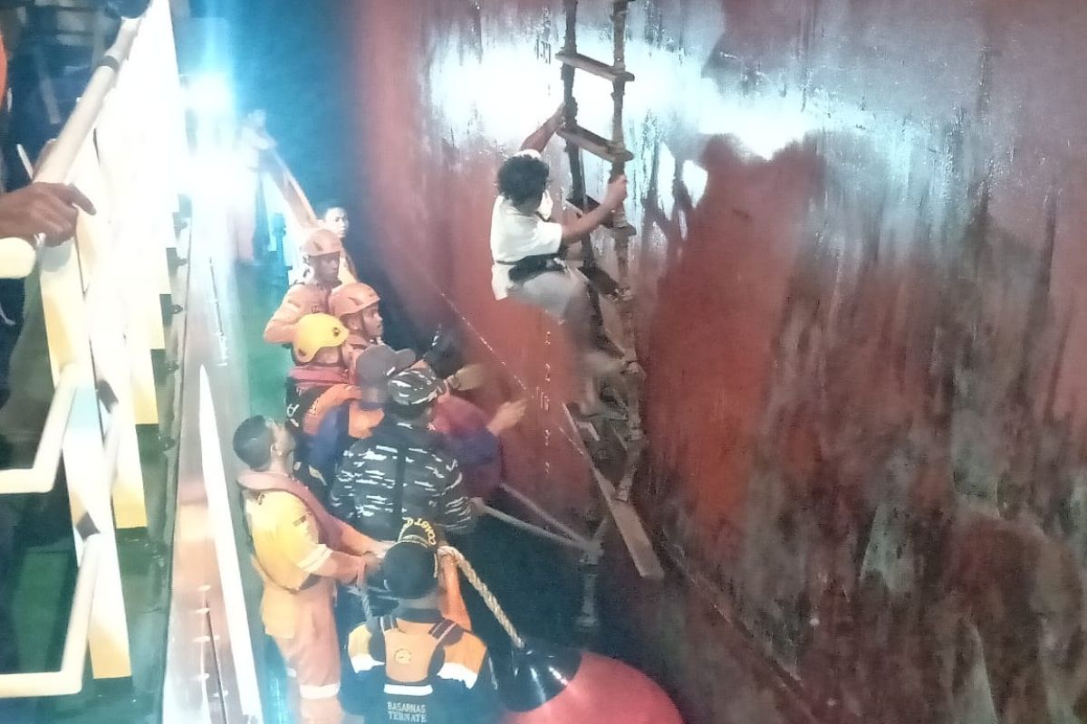 Basarnas evakuasi kapal tenggelam di perairan Malut