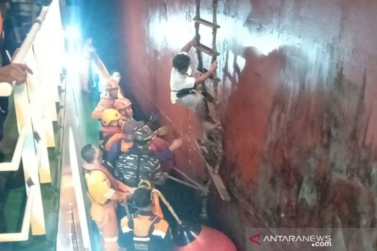 Basarnas mengevakuasi kapal tenggelam di perairan Malut