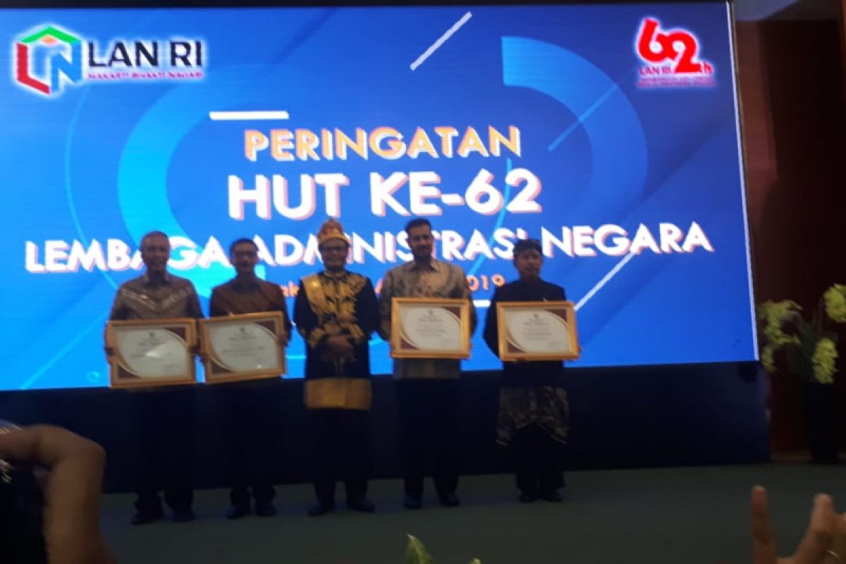 Bupati Pesisir Selatan Hendrajoniterima penghargaan Inagara Award dari LAN RI