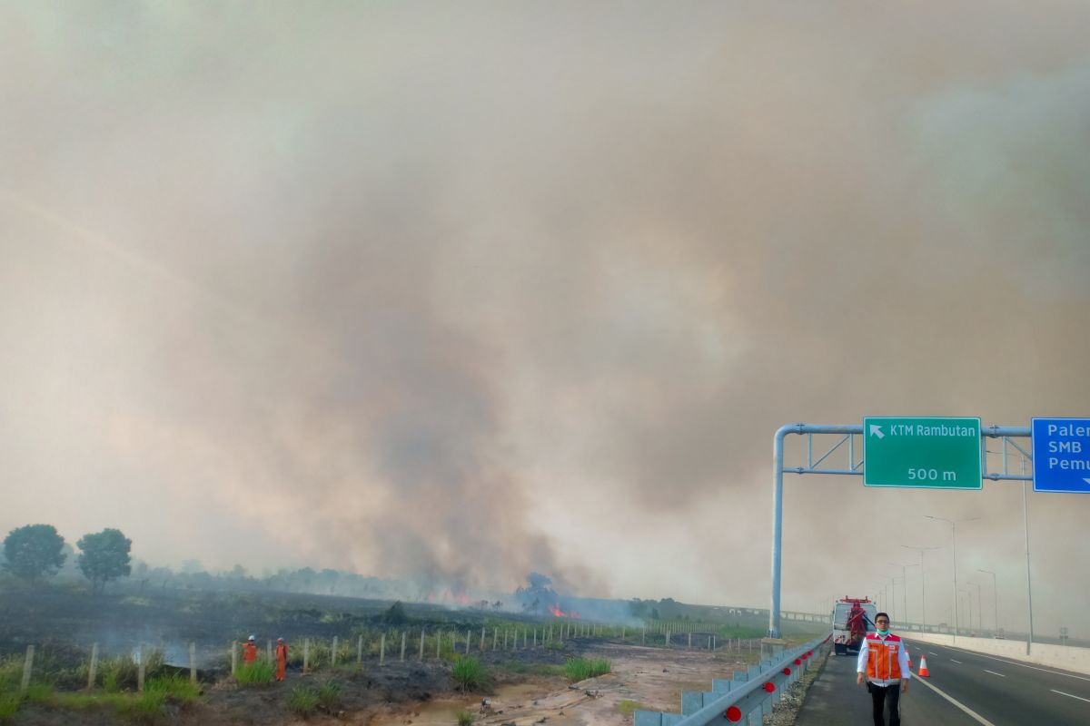 Kebakaran lahan di sekitar Tol Palindra belum berhasil dipadamkan