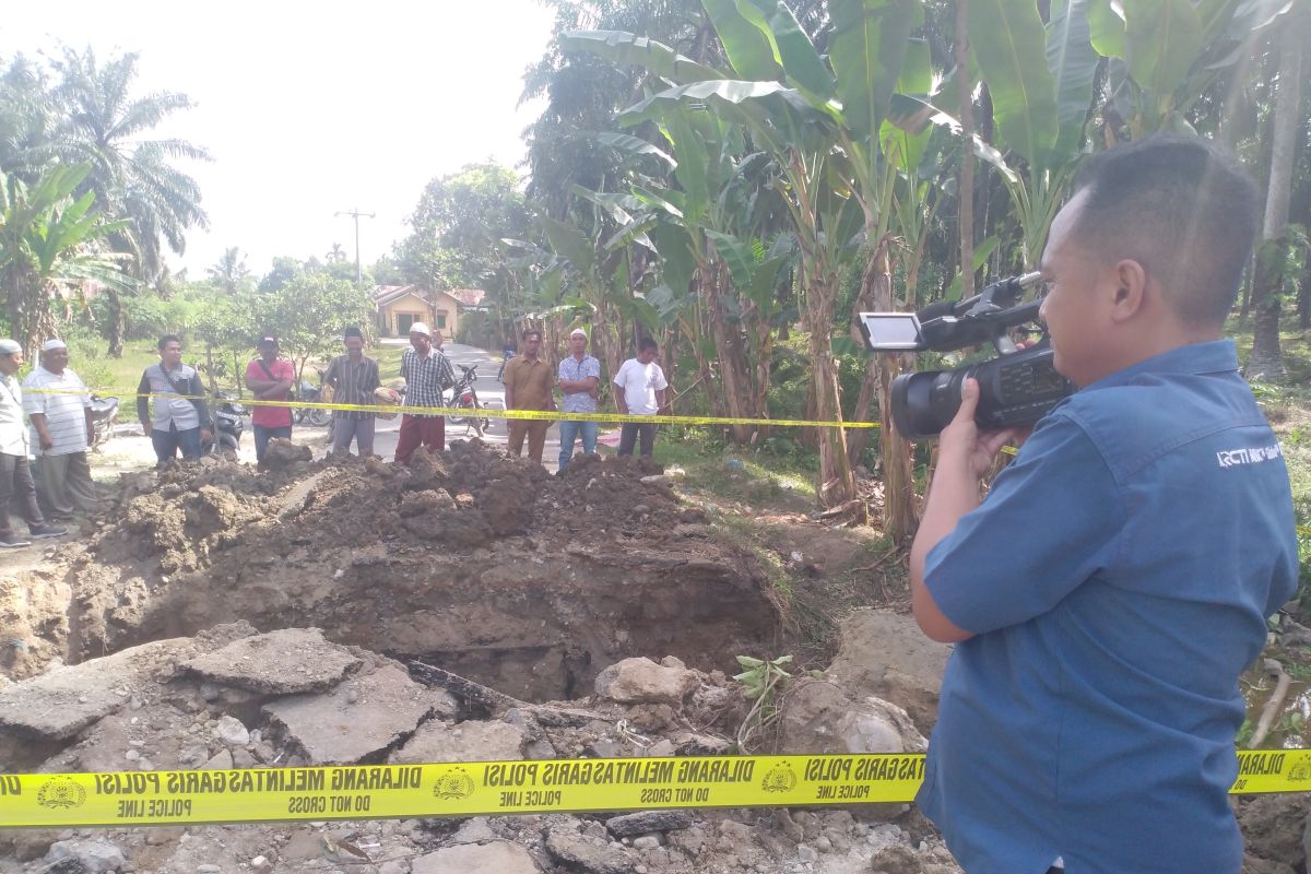 Jalan penghubung 3 desa  diputus untuk evakuasi 4 anak tertimbun
