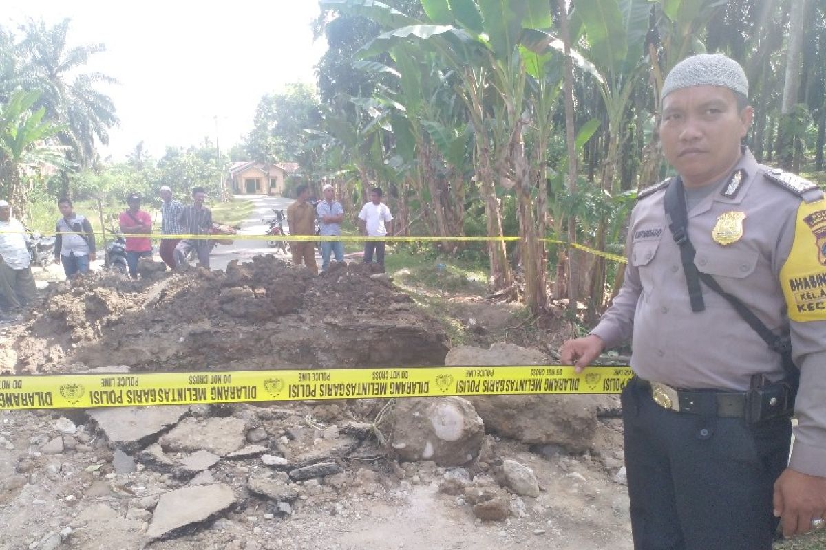 Polisi pasang 'police line' di lokasi 4 anak tewas tertimbun