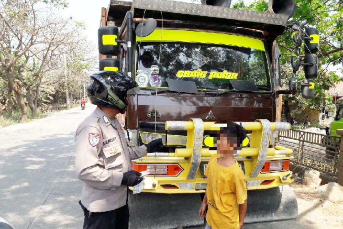 Polisi tilang bocah 15 tahun kendarai truk Fuso