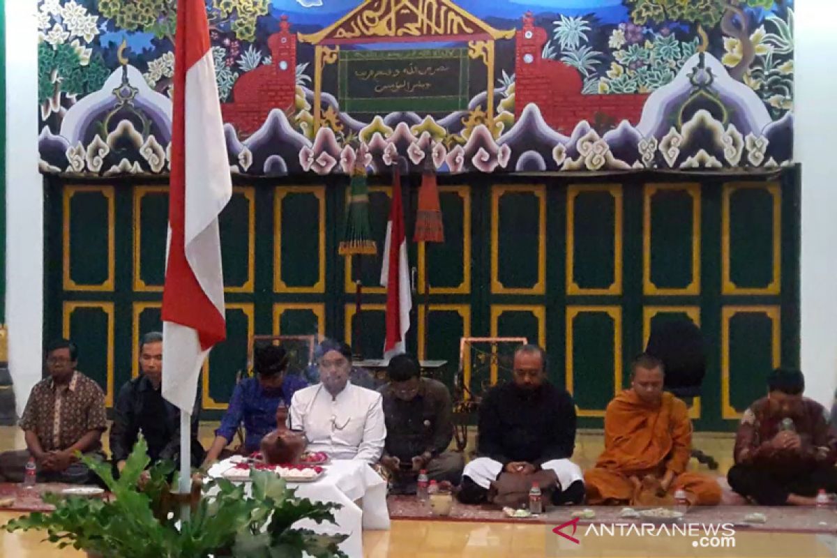 Pemuka lintas agama di Yogyakarta berdoa untuk KH Maimoen Zubair