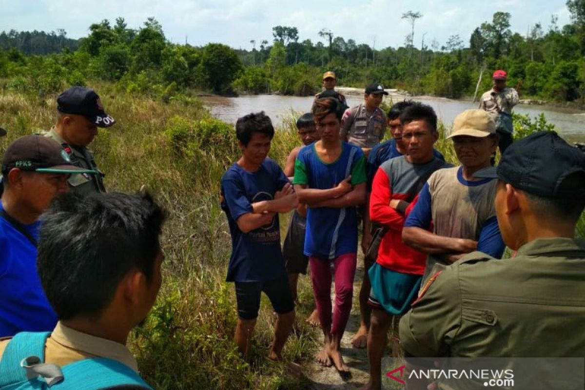 Satpol PP Bangka Selatan tertibkan tambang ilegal di areal persawahan