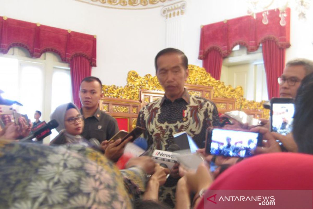 Jokowi sebut Indonesia sangat kehilangan sosok KH Maimoen Zubair