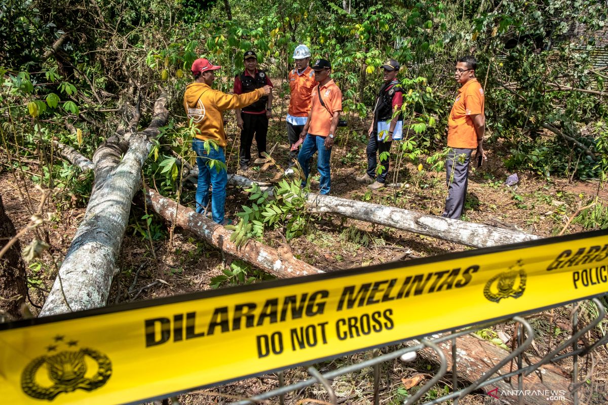 Labfor Polri dan petugas PLN cek lokasi ledakan SUTET penyebab padamnya listrik di Jawa