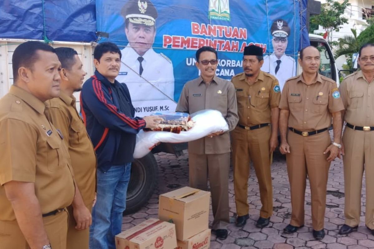 Dinsos Aceh serahkan bantuan bagi korban kebakaran di Aceh  Selatan