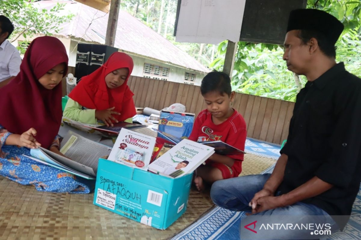 Tim publikasi Ustad Abdul Somad sumbang buku Taman Baca Alam Takambang