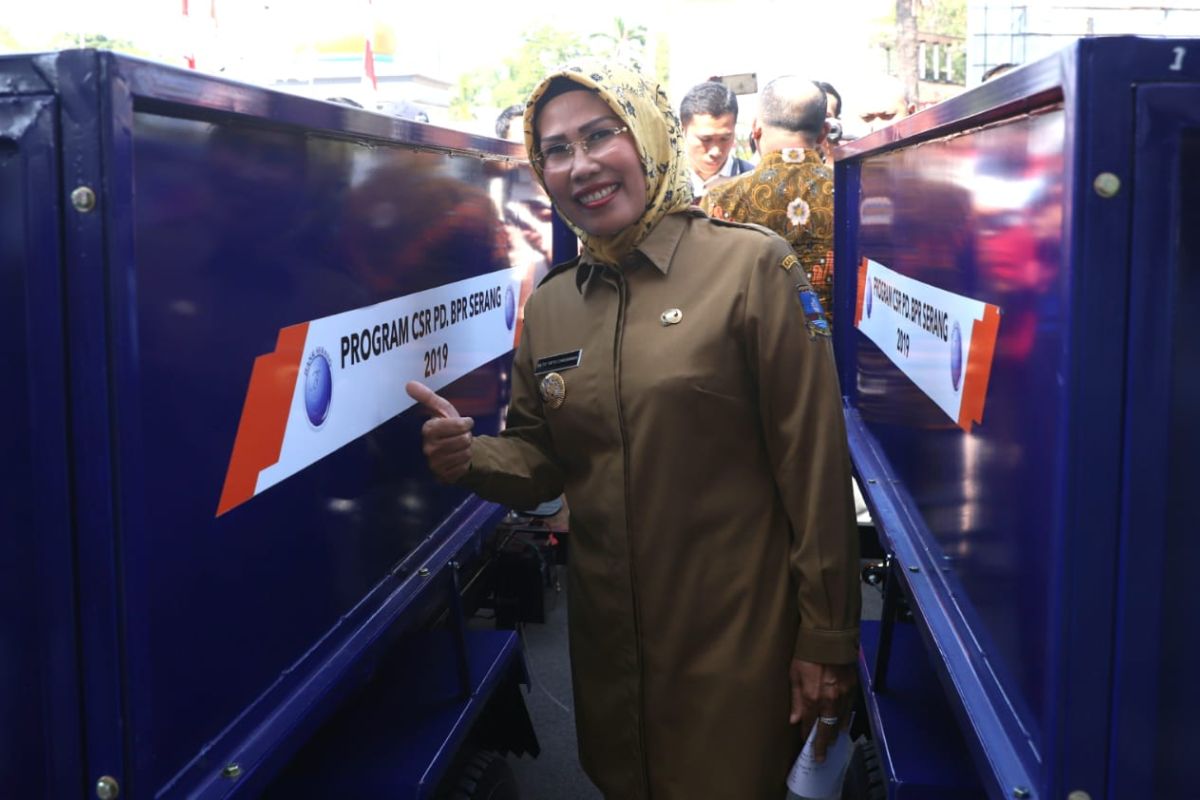 Bank Serang bantu  becak motor untuk angkut sampah