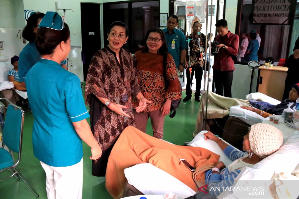 Putri Koster minta penderita kanker dirawat dengan kasih sayang