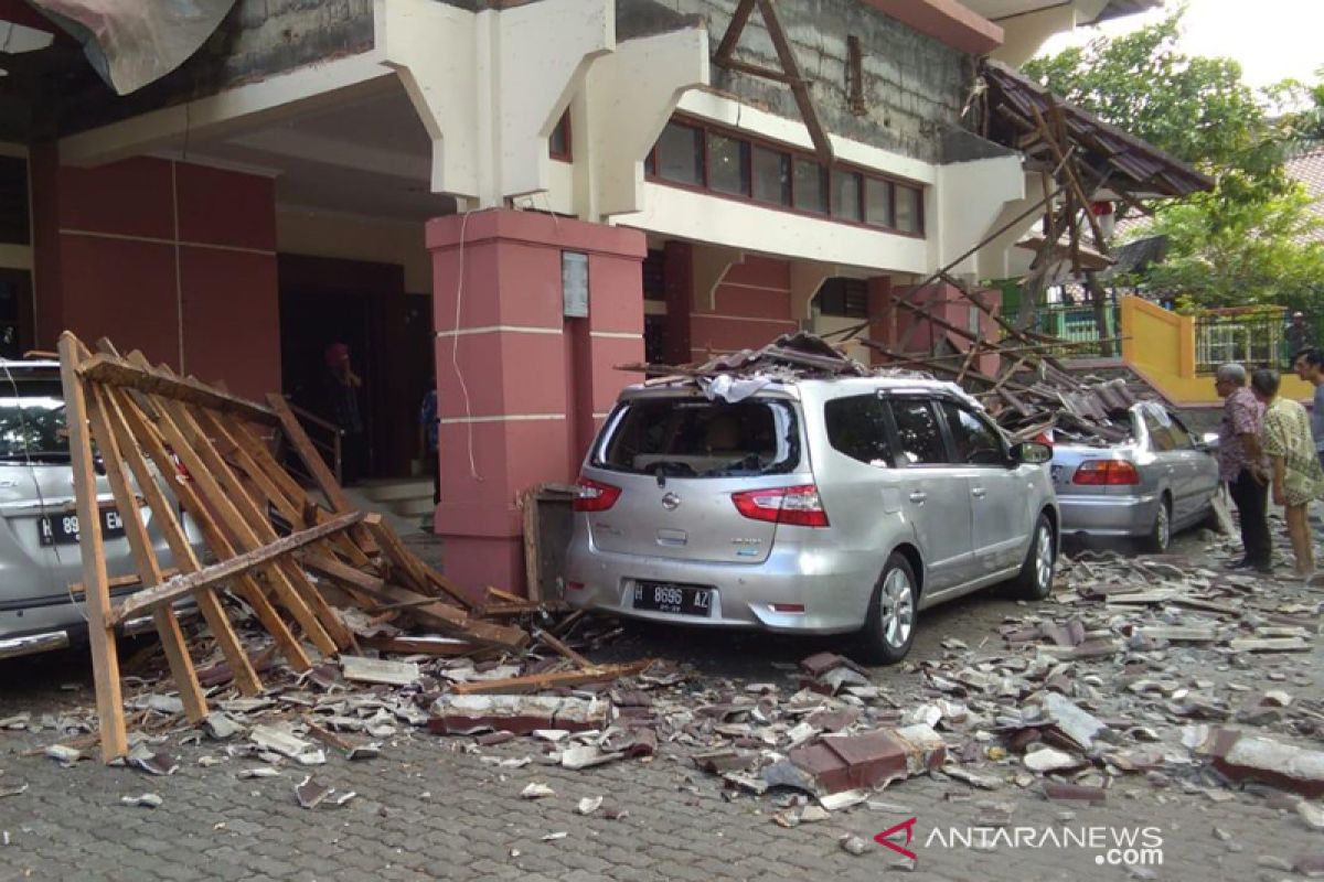 Atap teras Gedung Korpri Jateng runtuh