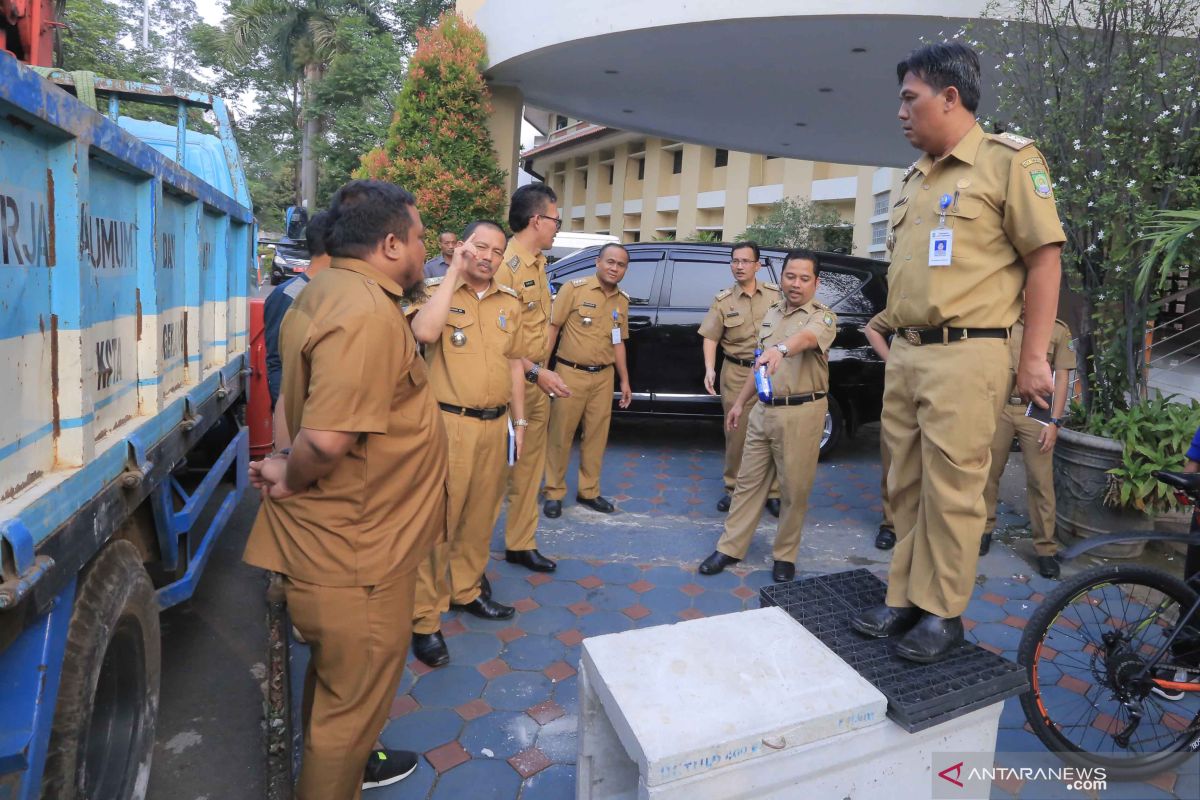 Pemkot Tangerang tutup saluran air dengan plastik, alasannya gambang membersihkan