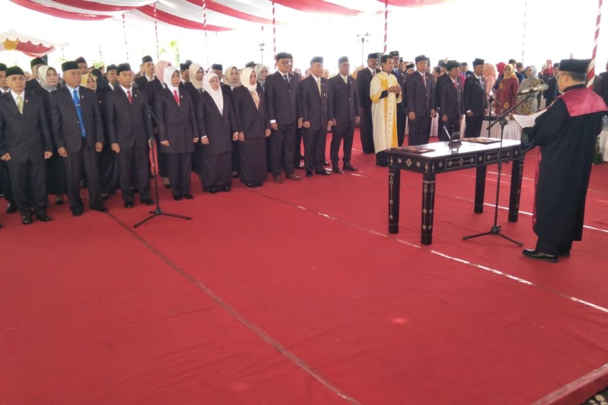 Ketua Pengadilan Negeri Mataram memandu pengucapan sumpah jabatan anggota DPRD
