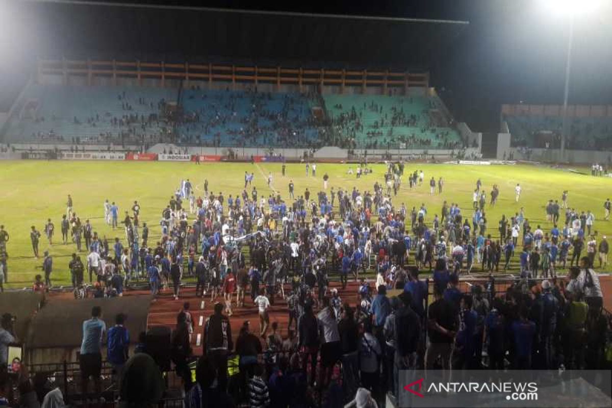 Dikalahkan Persipura, suporter PSIS berhamburan ke lapangan