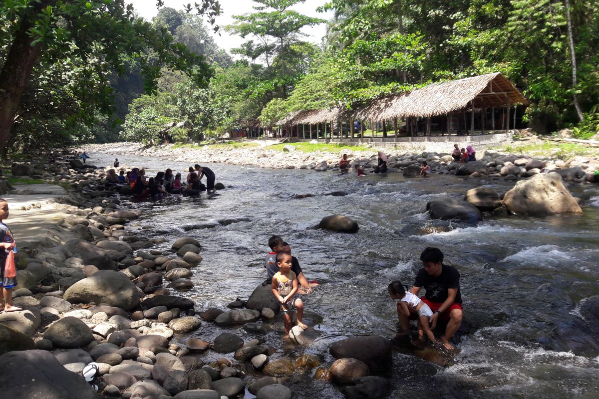 Pantai Biru Langkat yang mempesona wisatawan