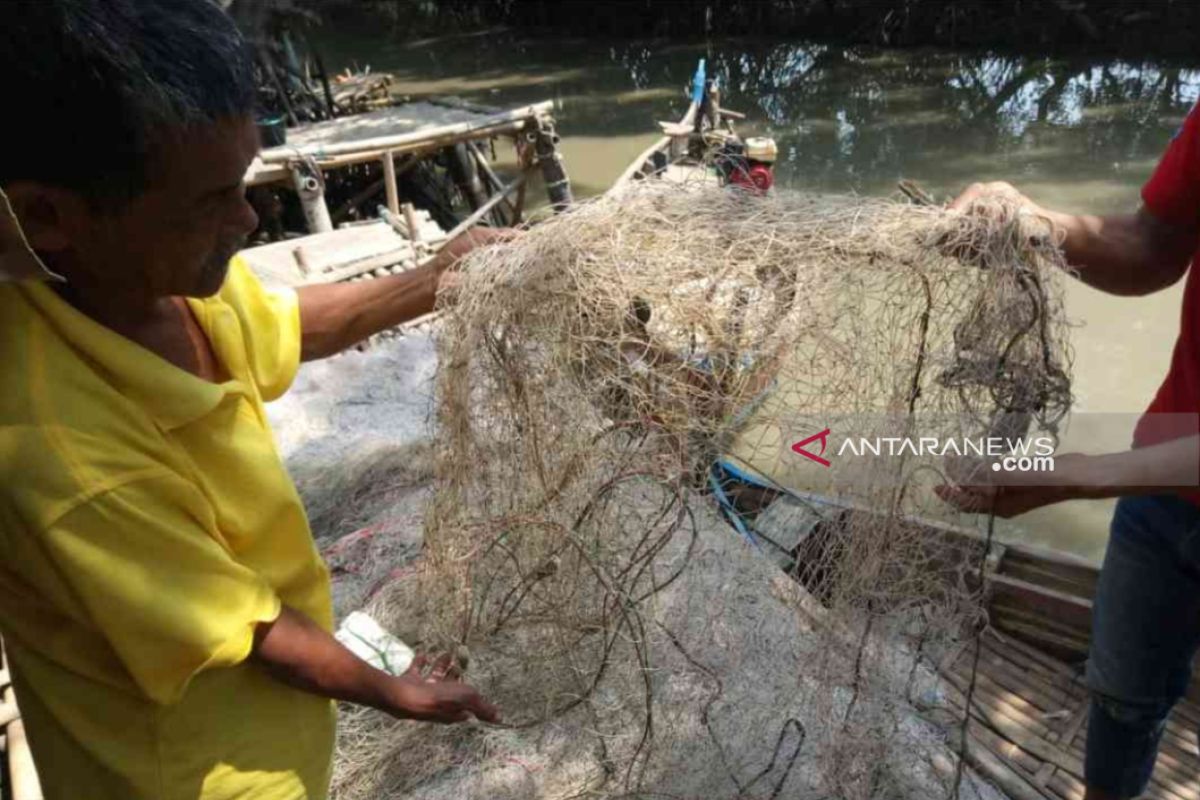 Nelayan Bekasi minta kompensasi akibat tumpahan minyak