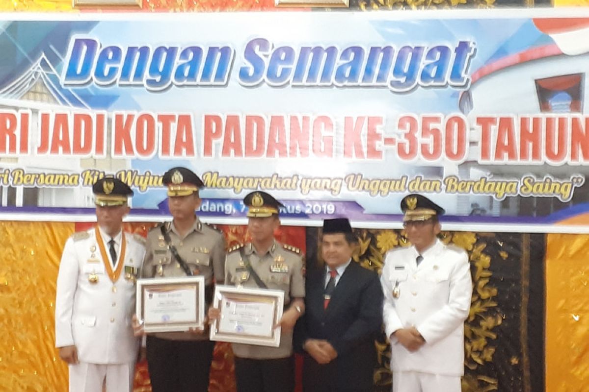 Sukses tekan pungli, Pemkot Padang berikan penghargaan Kapolresta