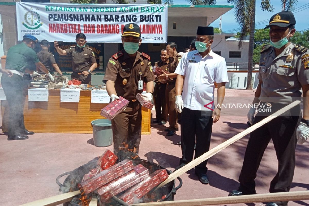 Kejari Aceh Barat musnahkan narkotika,  amunisi dan ribuan rokok ilegal