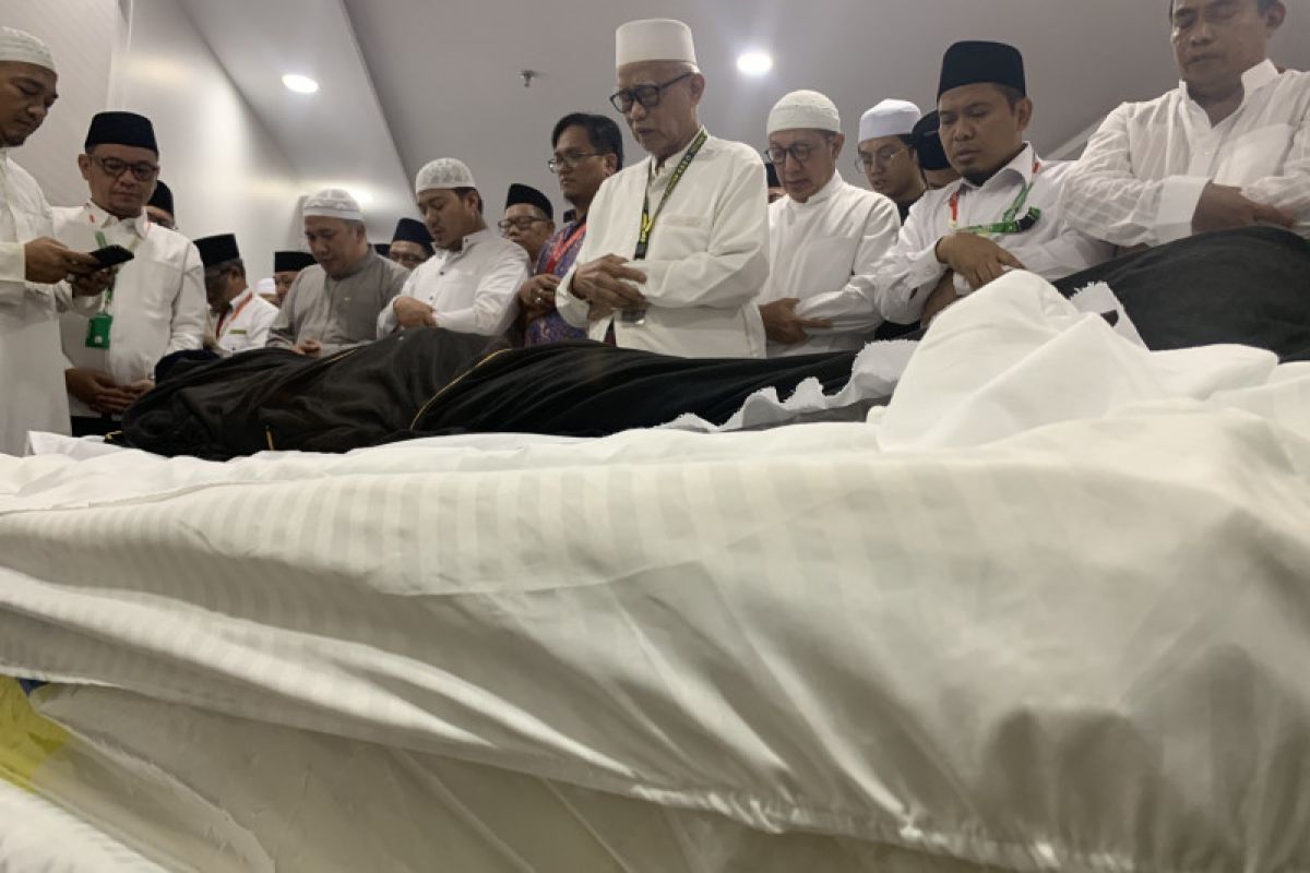 Kadaker Mekkah klarifikasi siapa pemimpin doa untuk Mbah Moen