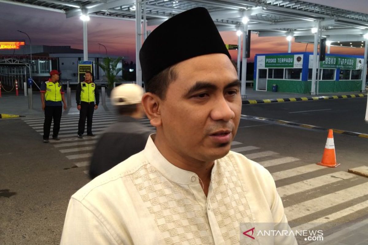 Keluarga KH Maimoen Zubair berangkat ziarah ke Mekkah