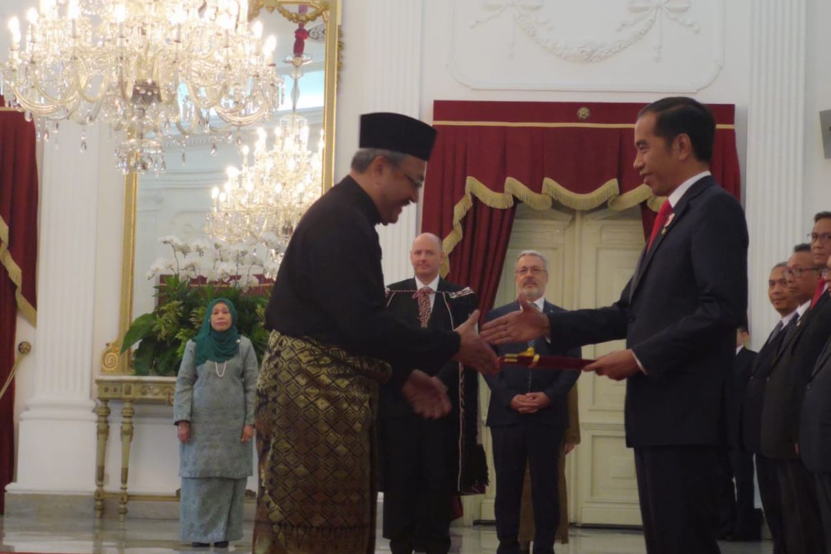 President Widodo meets with 12 new ambassadors