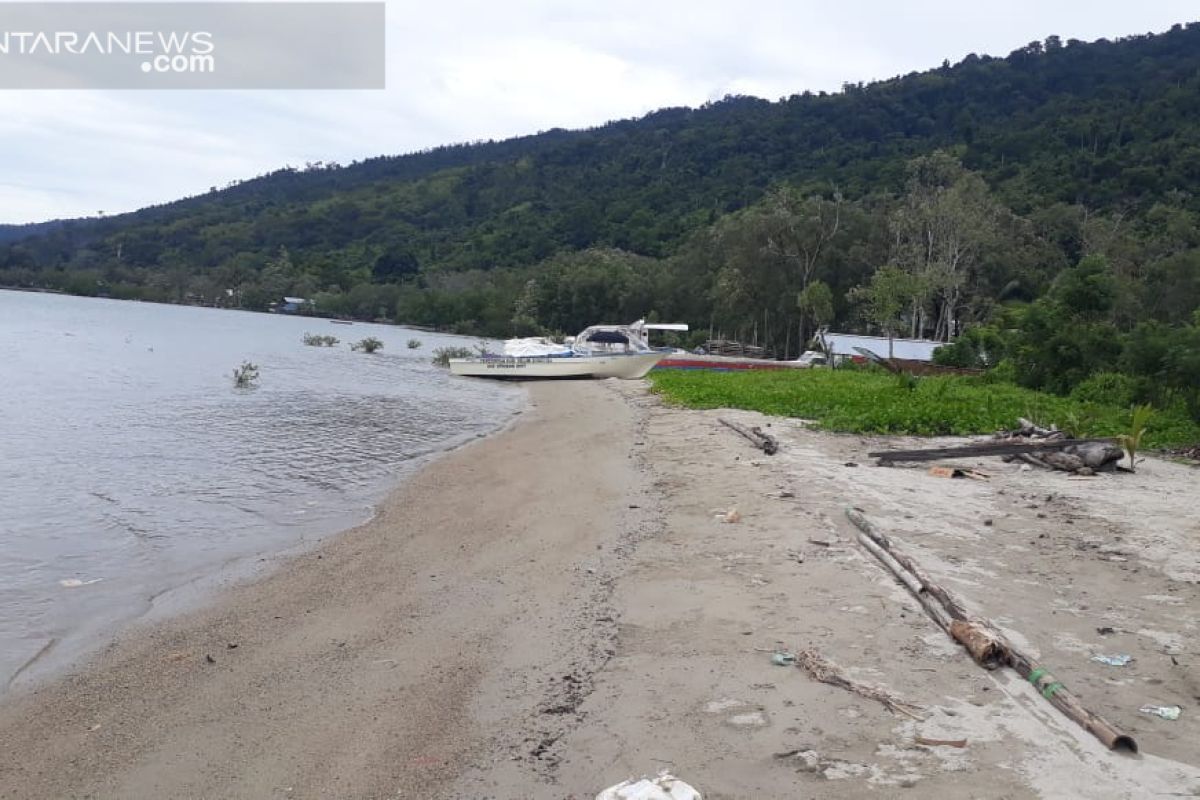 Warga minta Pemkab Teluk Wondama bangun penahan ombak di Wasior