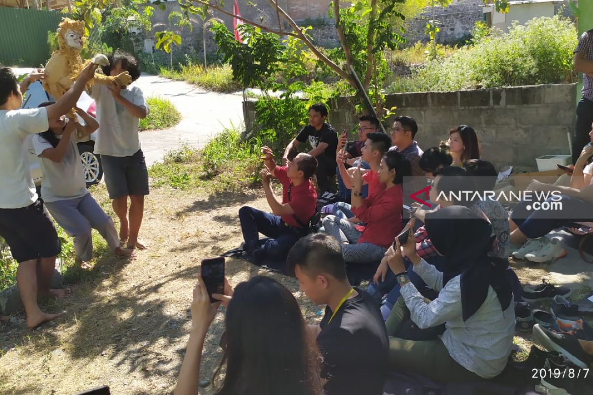 Mahasiswa UK Petra belajar buat startup melalui pertunjukan teater boneka